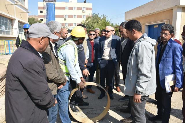 محافظ الأقصر يتفقد محطة صرف صحي ٨ الرئيسيه