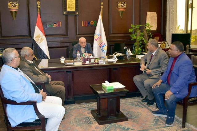 محافظ الأقصر يلتقي وفد من أهالي " القباحي الغربي "