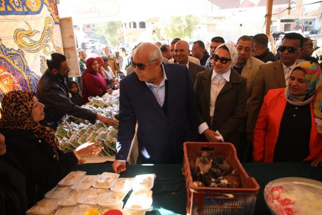 محافظ الوادي الجديد يفتتح سوق اليوم الواحد بالخارج