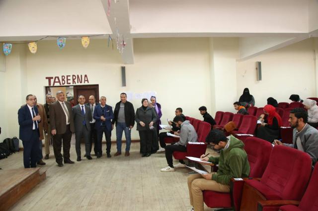 رئيس جامعة الفيوم يتفقد الامتحانات