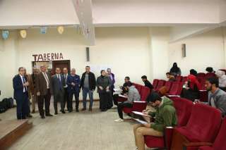 رئيس جامعة الفيوم يتفقد امتحانات...