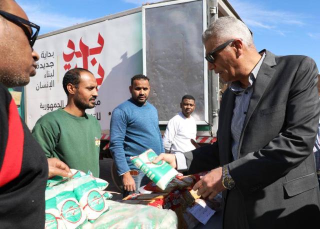 محافظ أسوان يفتتح سوق اليوم الواحد بمنطقة الطابية