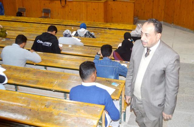 عميد "حقوق جنوب الوادي" يتفقد لجان الامتحانات