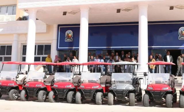 جامعة جنوب الوادي تتسلم 7 سيارات كهربائية