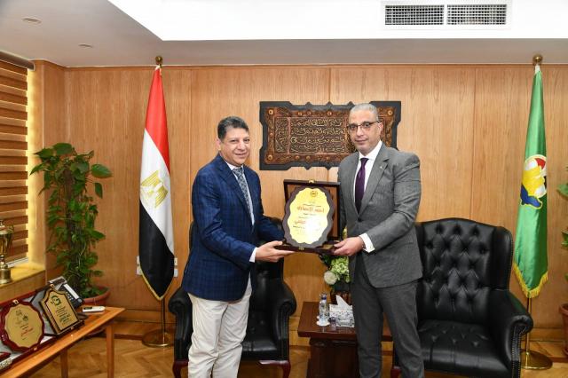 الانصاري يكرم وكيل وزارة الشباب والرياضة السابق