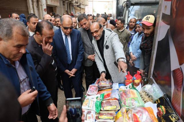 محافظ المنيا يفتتح سوق اليوم الواحد