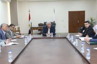 محافظ الوادي الجديد يعقد اجتماعًا...