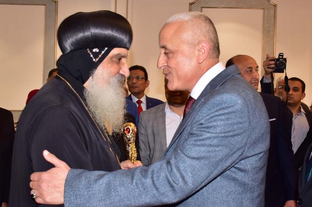 محافظ الأقصر يزور كنائس الطوائف المسيحية