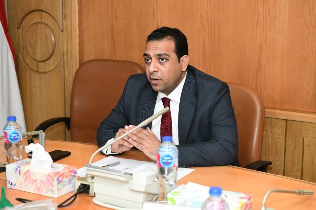 نائب محافظ قنا خلال الاجتماع