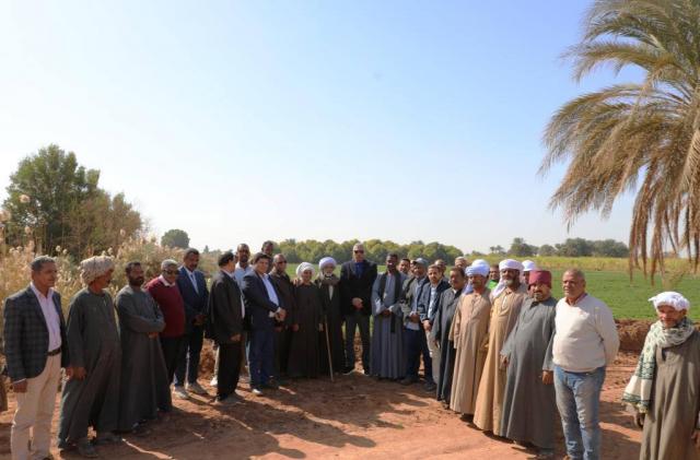 محافظ أسوان يتفقد سحارة مياه الرى