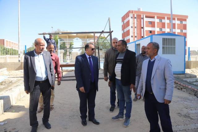 رئيس جامعة جنوب الوادي يتفقد البوابة الجديدة