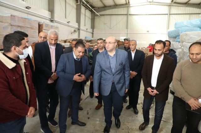 محافظ بني سويف يتفقد مصنعين للأغذية