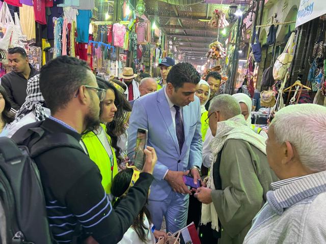 نائب محافظ يلتقي أصحاب البازارات بالسوق السياحي