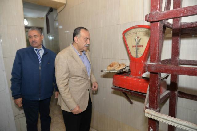 محافظ أسيوط يفاجئ مخبز بلدي