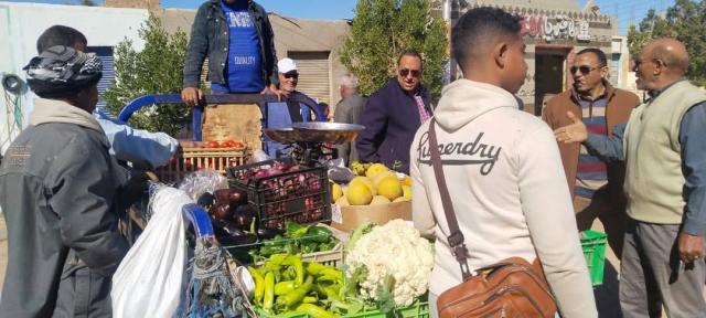 رئيس مركز بلاط يتفقد سوق اليوم الواجد