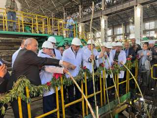 محافظ قنا يطلق إشارة بدء...