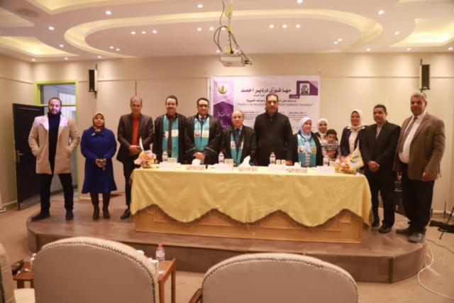 الباحثة مع المناقشين