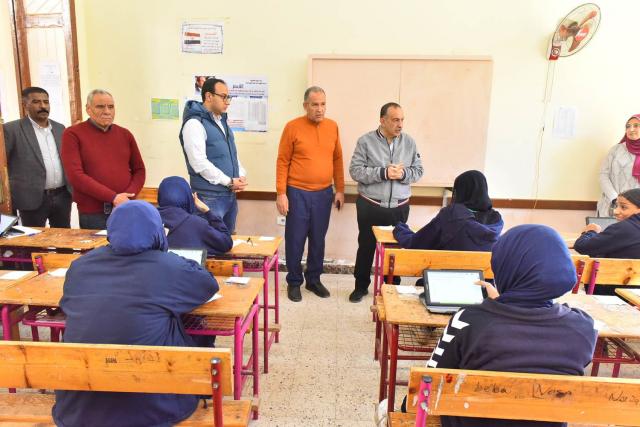 محافظ أسيوط يتفقد لجان الصف الأول والثاني الثانوي
