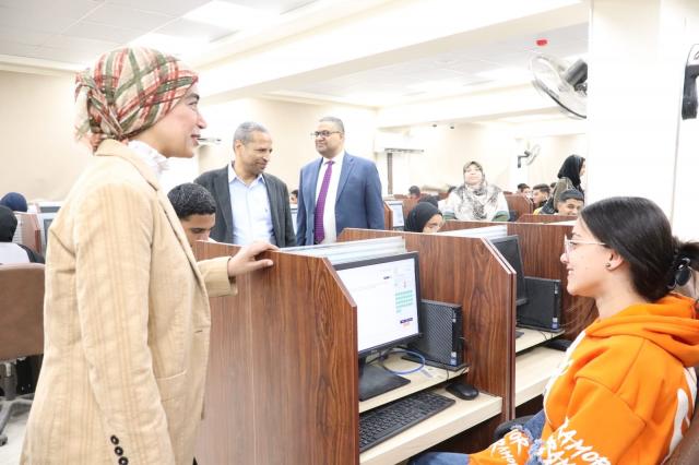 رئيس جامعة الأقصر تتفقد لجان امتحانات كلية الطب