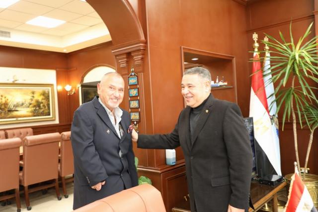 محافظ البحر الأحمر مع البطل المصري خالد شلبي