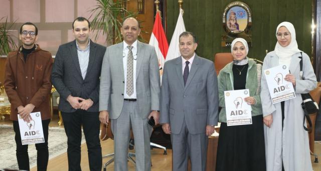 رئيس الجامعة يستقبل الفريق الفائز