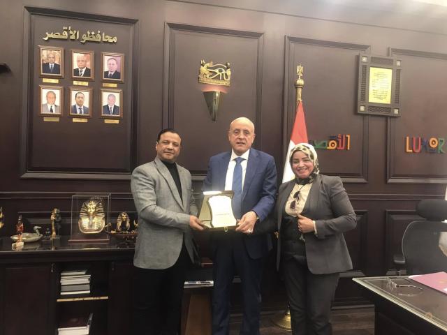 وحدة السكان تقدم درع التكريم لمحافظ الأقصر