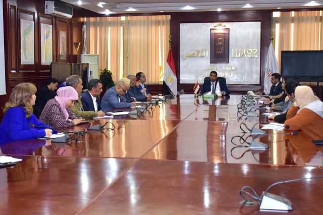 نائب محافظ الأقصر يلتقى لجنة التوظيف