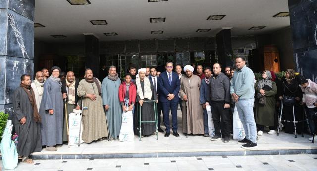 محافظ قنا يستقبل الفوج السابع من ذوي الهمم