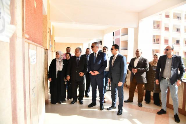 محافظ الفيوم يتفقد عدداً من لجان الامتحانات