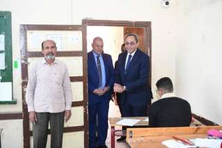 محافظ قنا يتفقد سير امتحانات...