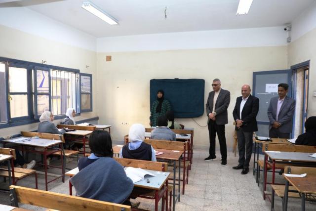 محافظ أسوان يطمئن على إنتظام امتحانات الاعدادية