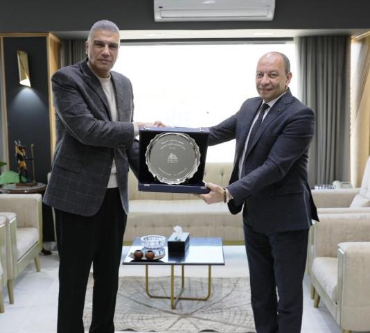 محافظ أسوان مع رئيس مجلس إدارة شركة غاز مصر