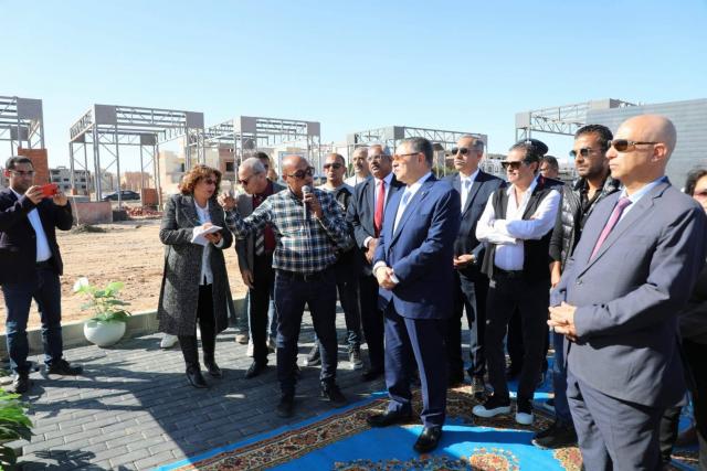 محافظ البحر الأحمر يتفقد الممشى السياحي بمجاويش