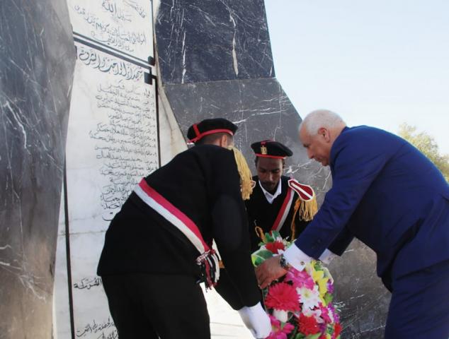 محافظ الوادي الجديد يضع إكليلاً من الزهور