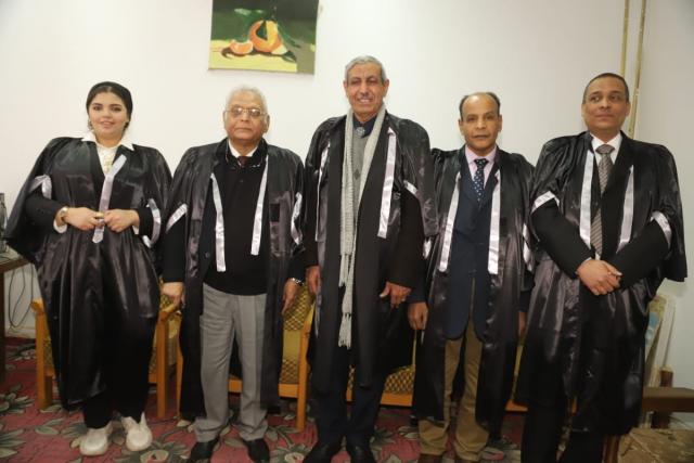 الباحثة مع الأساتذة