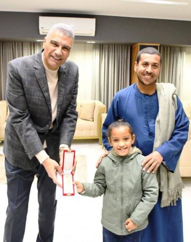 محافظ أسوان يكرم الطفلة " يمنى أحمد "