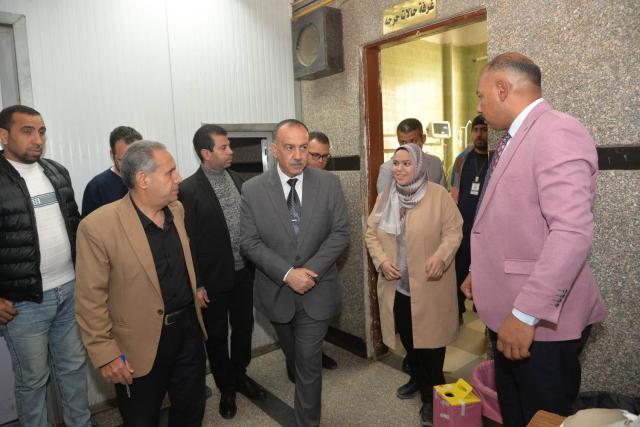 محافظ أسيوط يفاجئ العاملين بمستشفى الإيمان العام