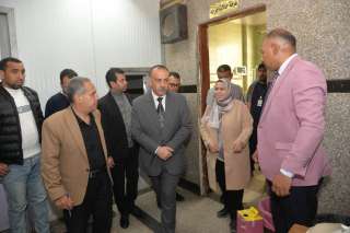 محافظ أسيوط يفاجئ العاملين بمستشفى...