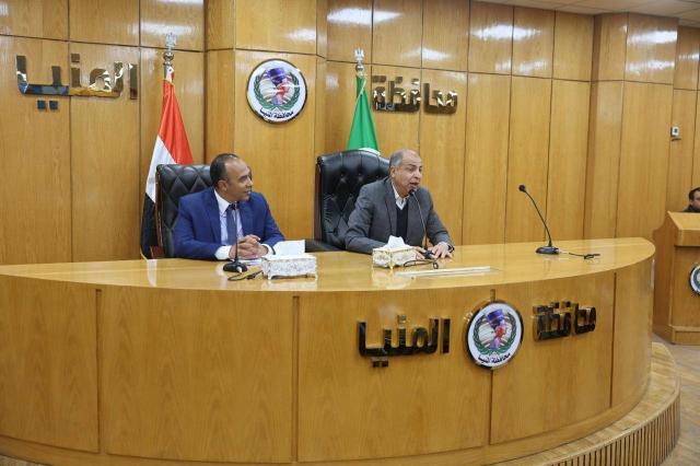 محافظ المنيا خلال الاجتماع
