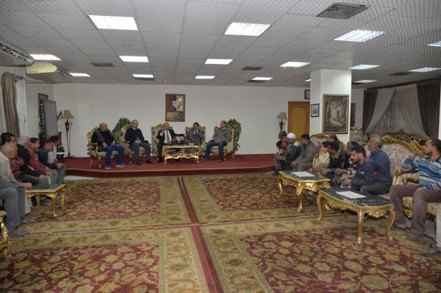 لقاء محافظ أسيوط بأصحاب الورش.