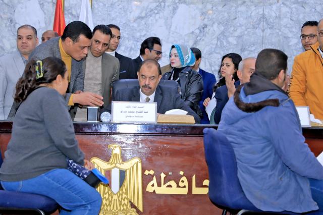 محافظ سوهاج يبحث مشاكل المواطنين