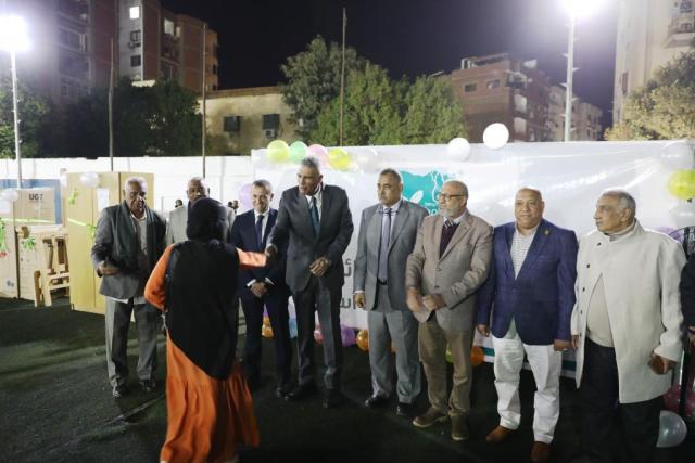 محافظ أسوان يسلم 25 جهاز عروسة