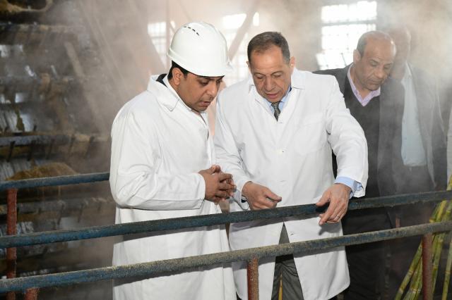 نائب محافظ قنا يشهد بدء موسم عصر القصب