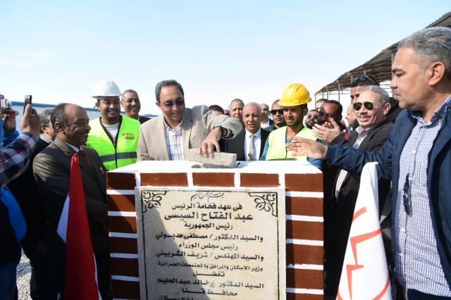 محافظ قنا يضع حجر الأساس لمحطة رفع الصرف الصحي