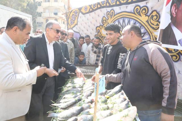 محافظ المنيا يفتتح سوق اليوم الواحد