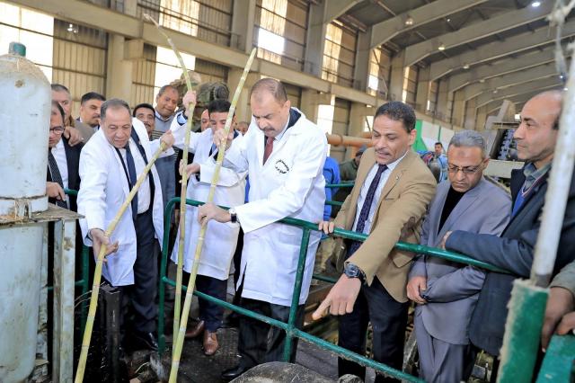 محافظ سوهاج يطلق إشارة البدء لموسم عصير القصب