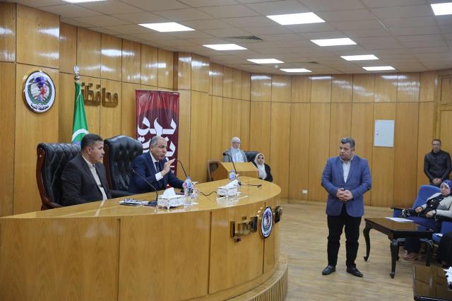 محافظ المنيا خلال الاجتماع
