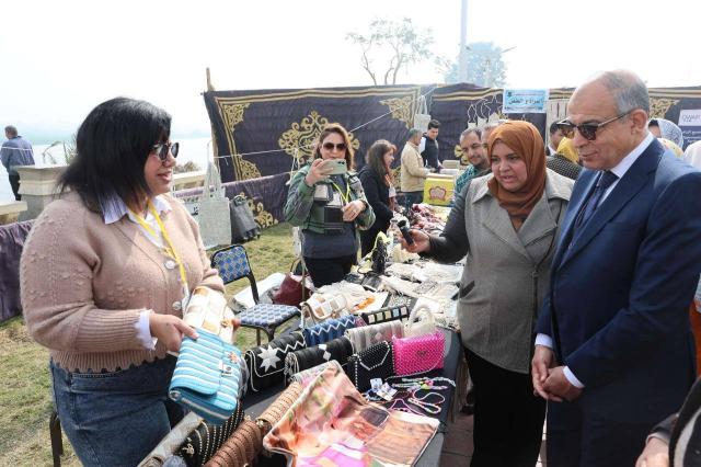 محافظ المنيا يفتتح معرض “أيادي مصر” للحرف اليدوية