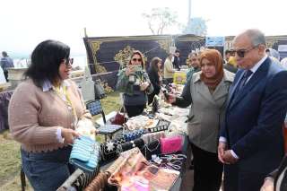 محافظ المنيا يفتتح معرض “أيادي...