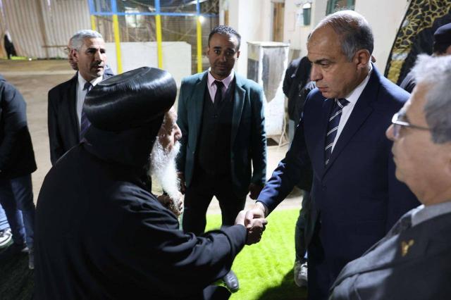 محافظ المنيا يقدم واجب العزاء